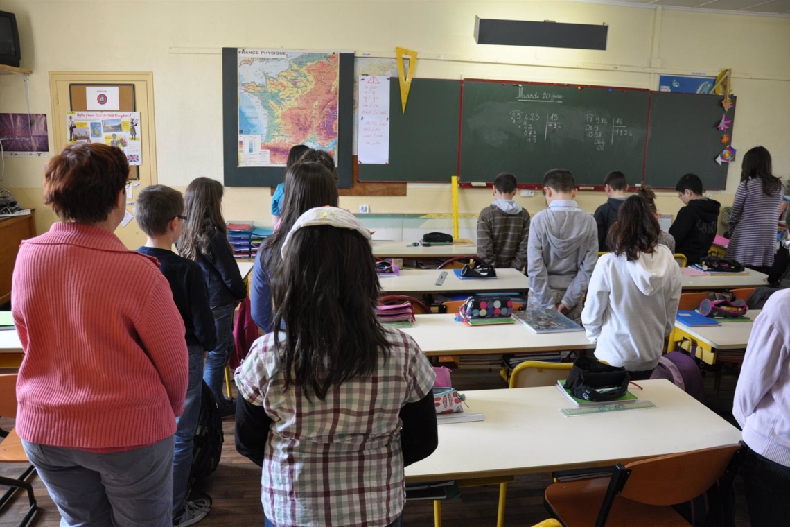 OMONDO ÉDUCATION : Minute de silence dans les écoles françaises : Entre hommage et questionnements